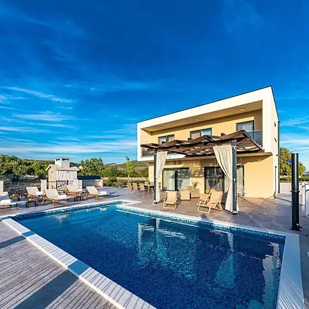 Luxurious Sanctuary With Pool