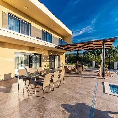 Luxurious Sanctuary With Pool