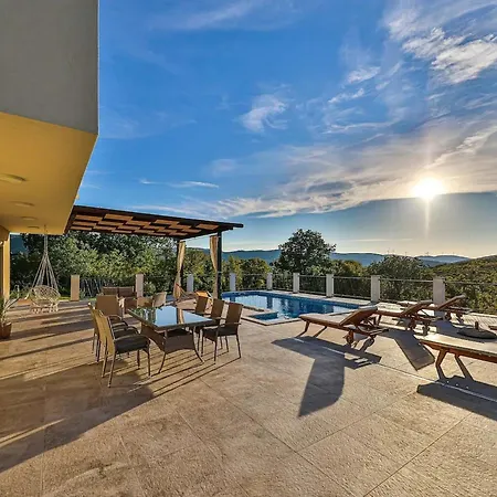 Luxurious Sanctuary With Pool *