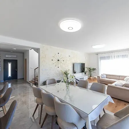 Luxurious Sanctuary With Pool *